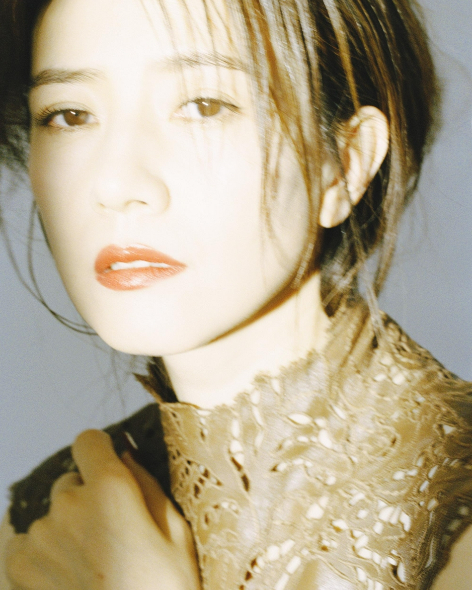 高圆圆冬日光影下氛围感十足写真