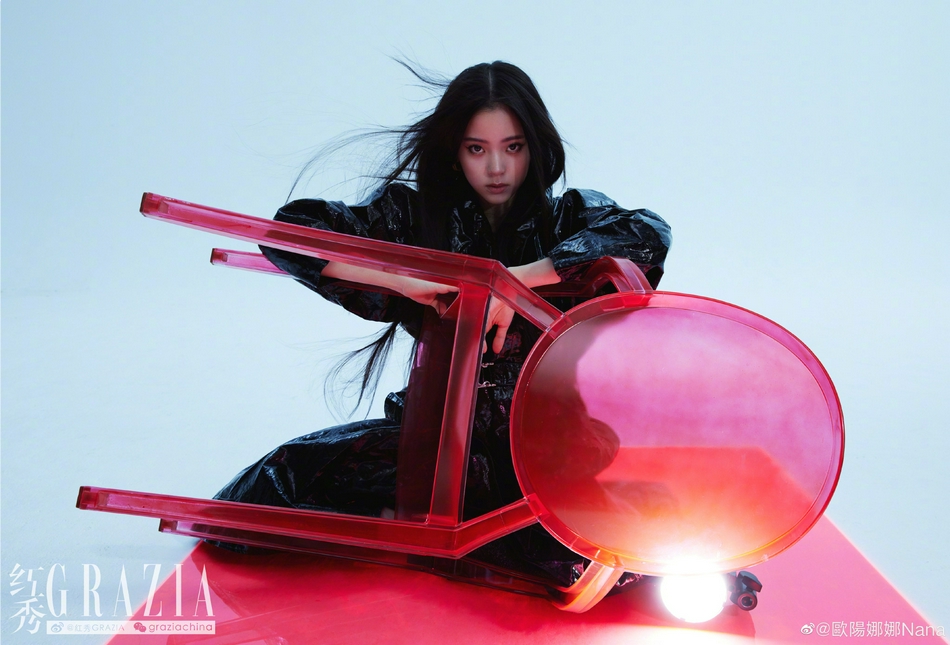 欧阳娜娜化身潮酷少女杂志写真