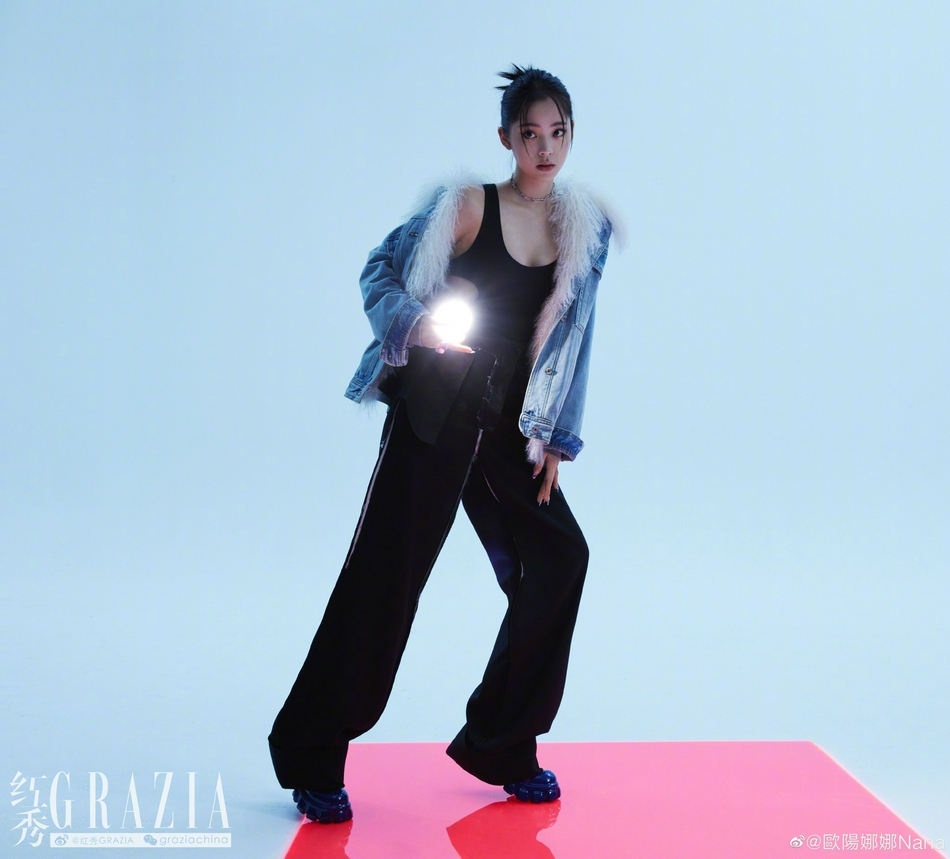 欧阳娜娜化身潮酷少女杂志写真