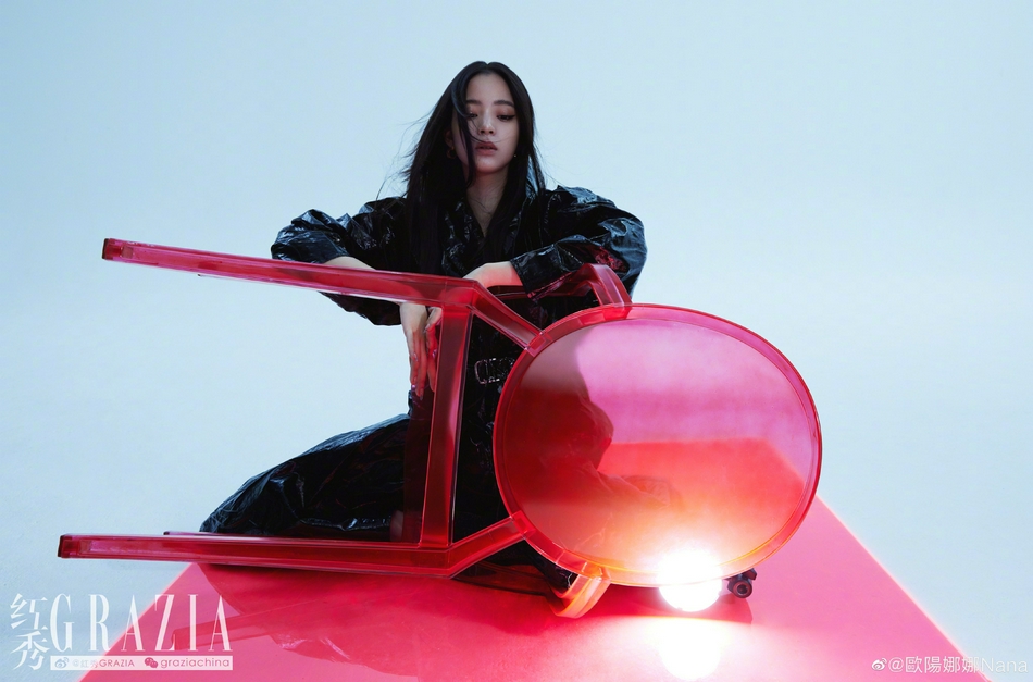 欧阳娜娜化身潮酷少女杂志写真