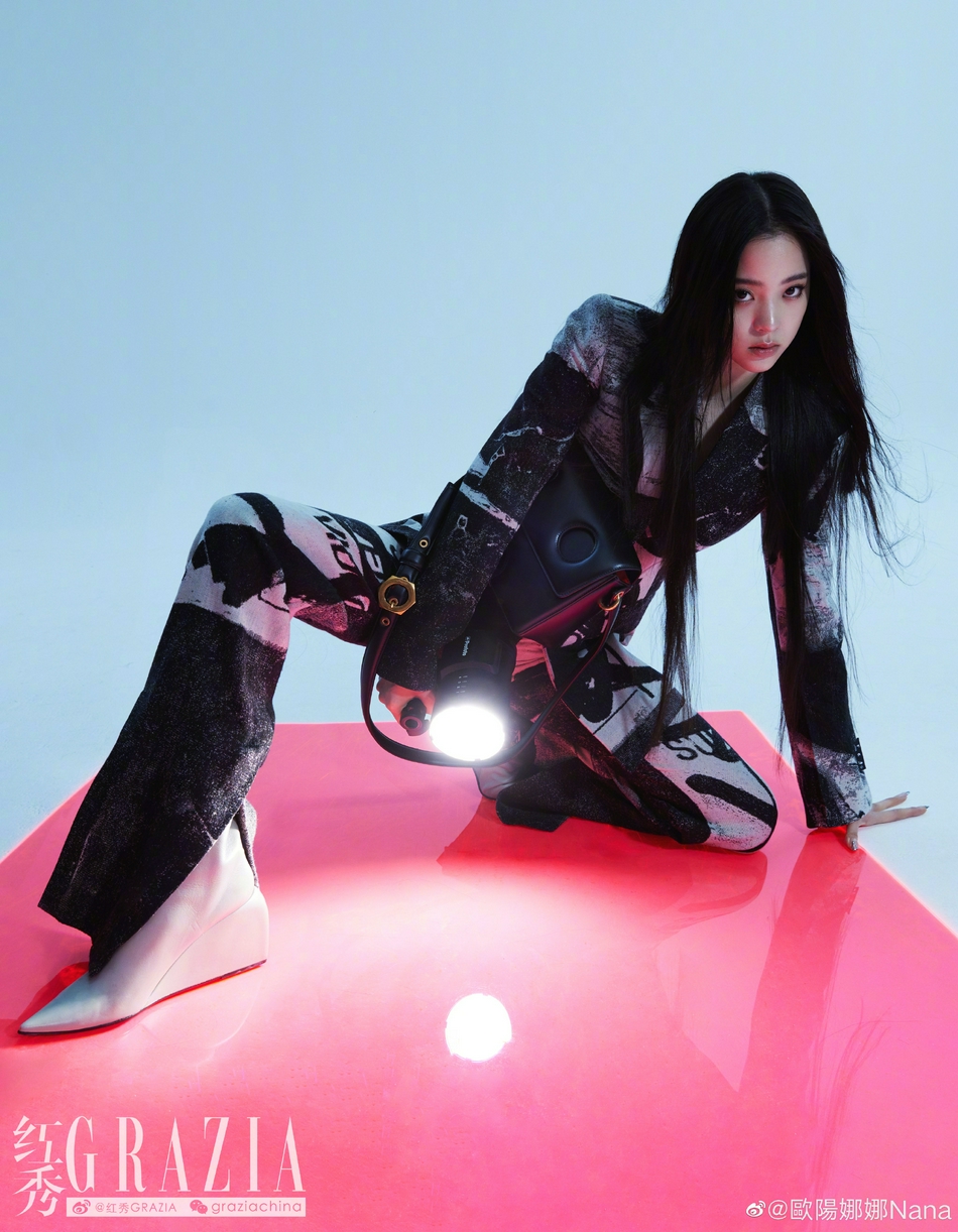 欧阳娜娜化身潮酷少女杂志写真
