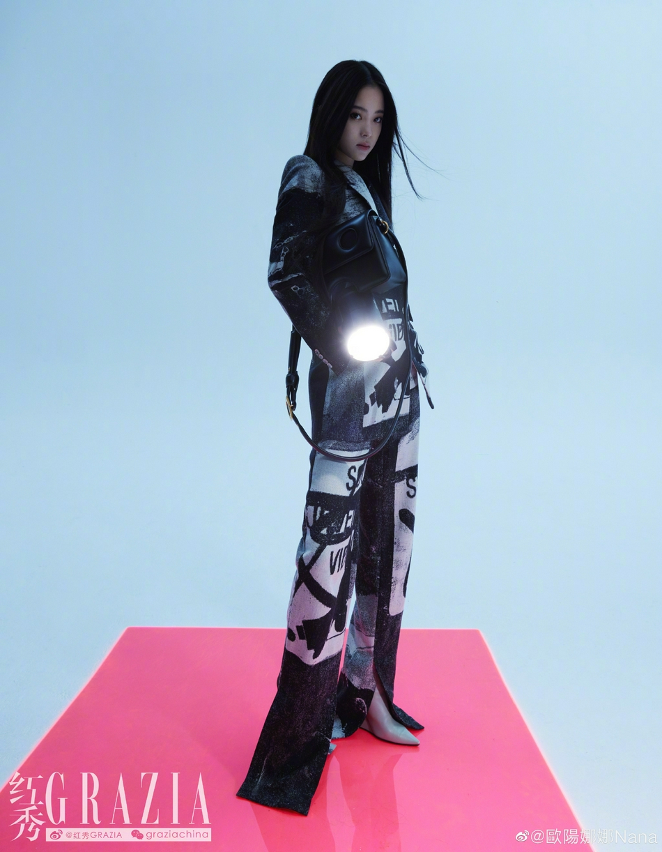 欧阳娜娜化身潮酷少女杂志写真