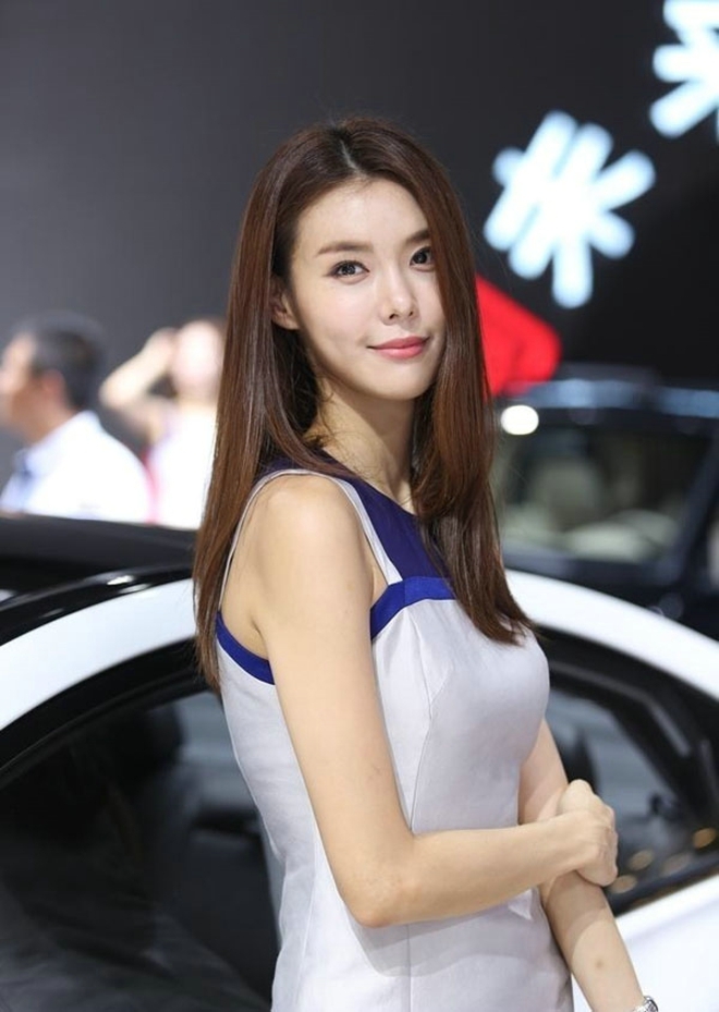 美女车模红唇雪肤性感迷人套图