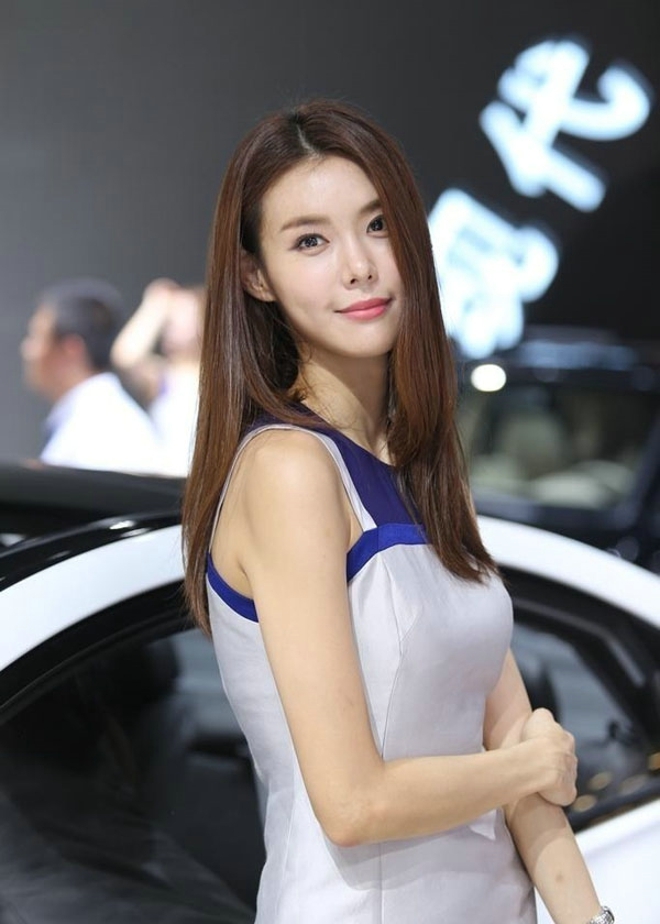 美女车模红唇雪肤性感迷人套图