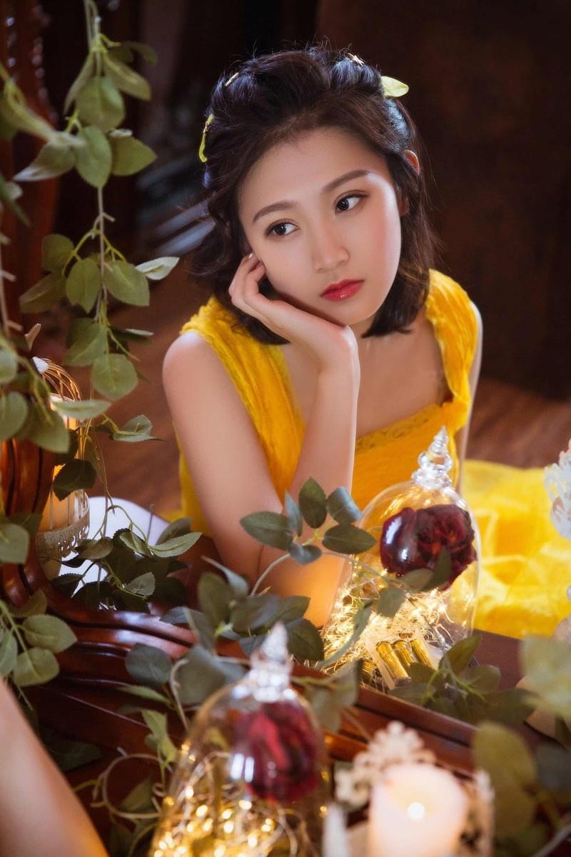 短发美女黄色长裙温柔大方写真