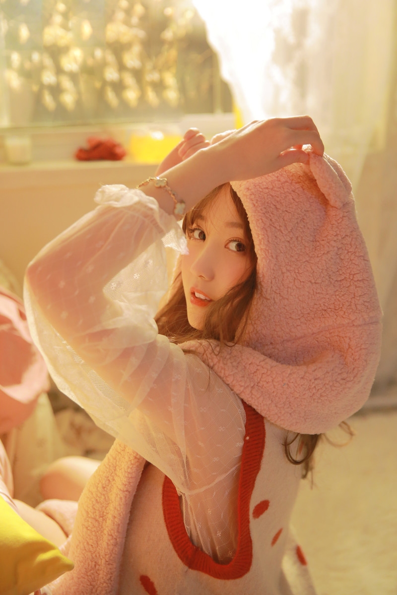 阳光下的金发少女俏皮可爱写真