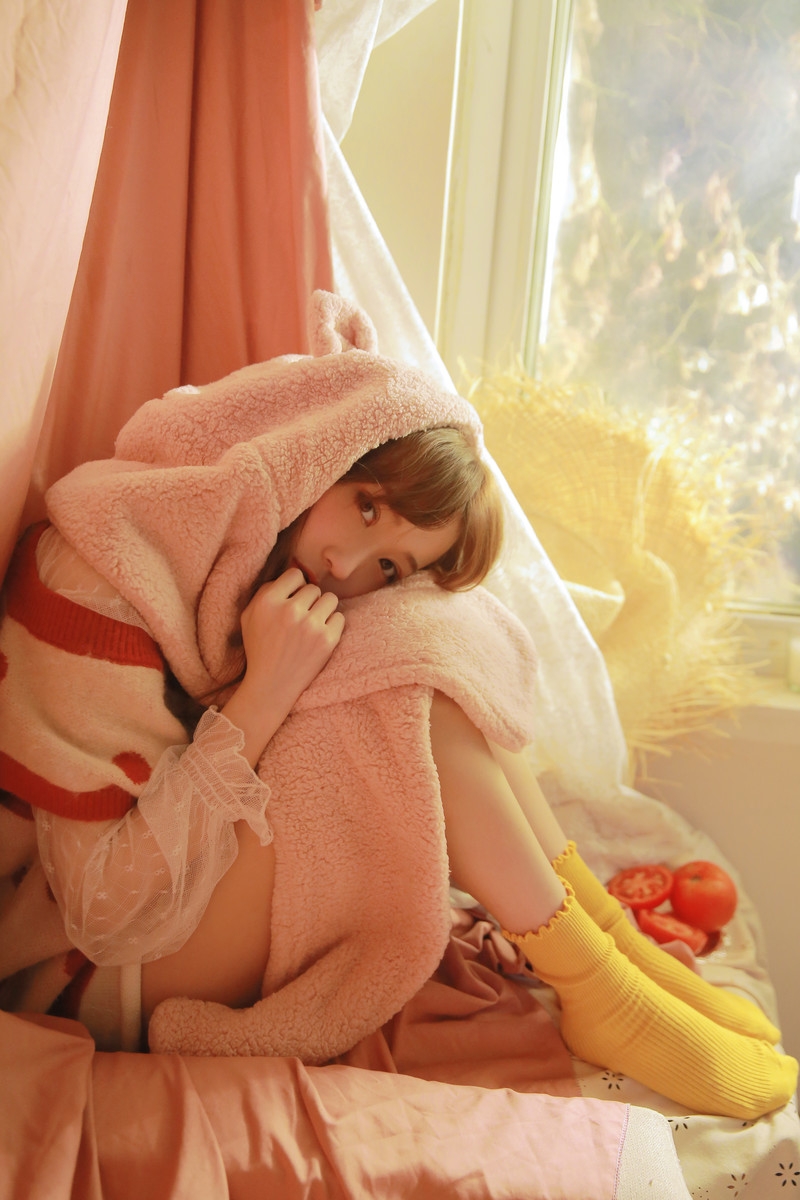 阳光下的金发少女俏皮可爱写真