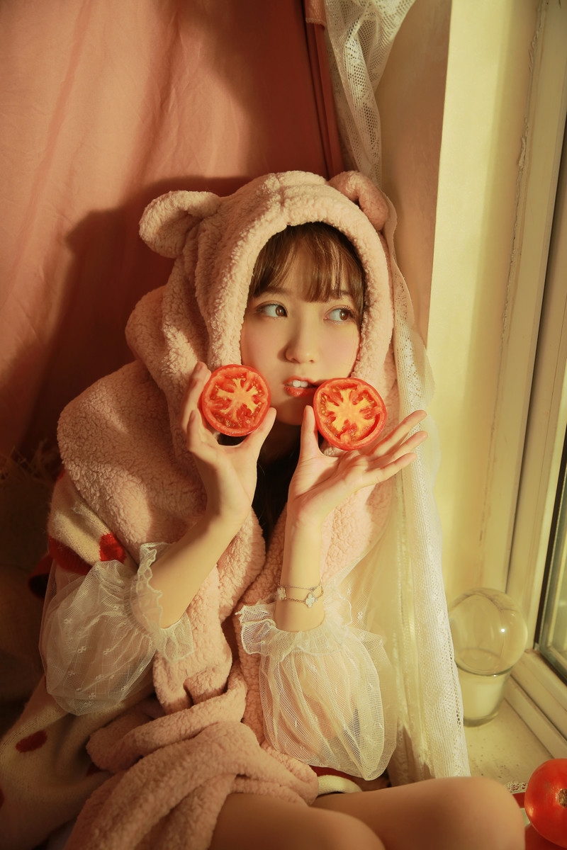 阳光下的金发少女俏皮可爱写真