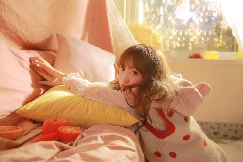 阳光下的金发少女俏皮可爱写真