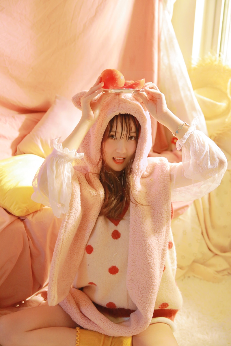 阳光下的金发少女俏皮可爱写真