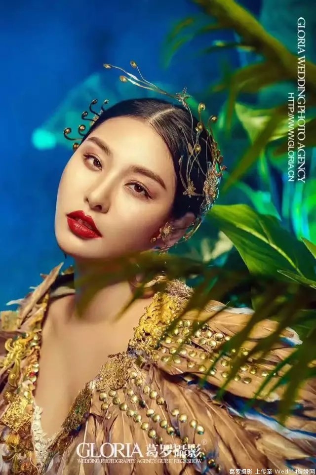 红唇美女前凸后翘迷人曲线美图