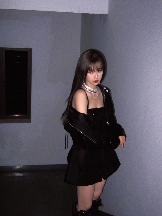 虞书欣全黑造型酷飒十足写真美照