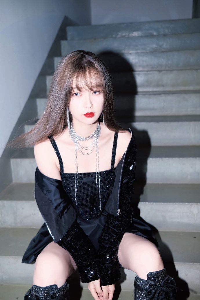 虞书欣全黑造型酷飒十足写真美照