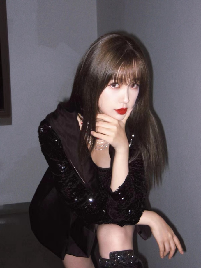 虞书欣全黑造型酷飒十足写真美照