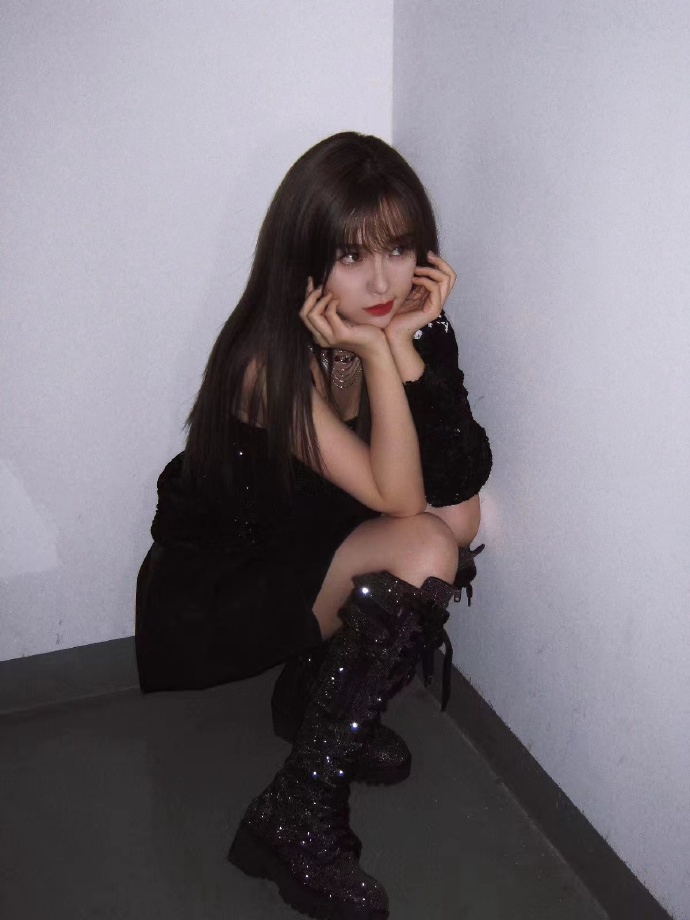 虞书欣全黑造型酷飒十足写真美照