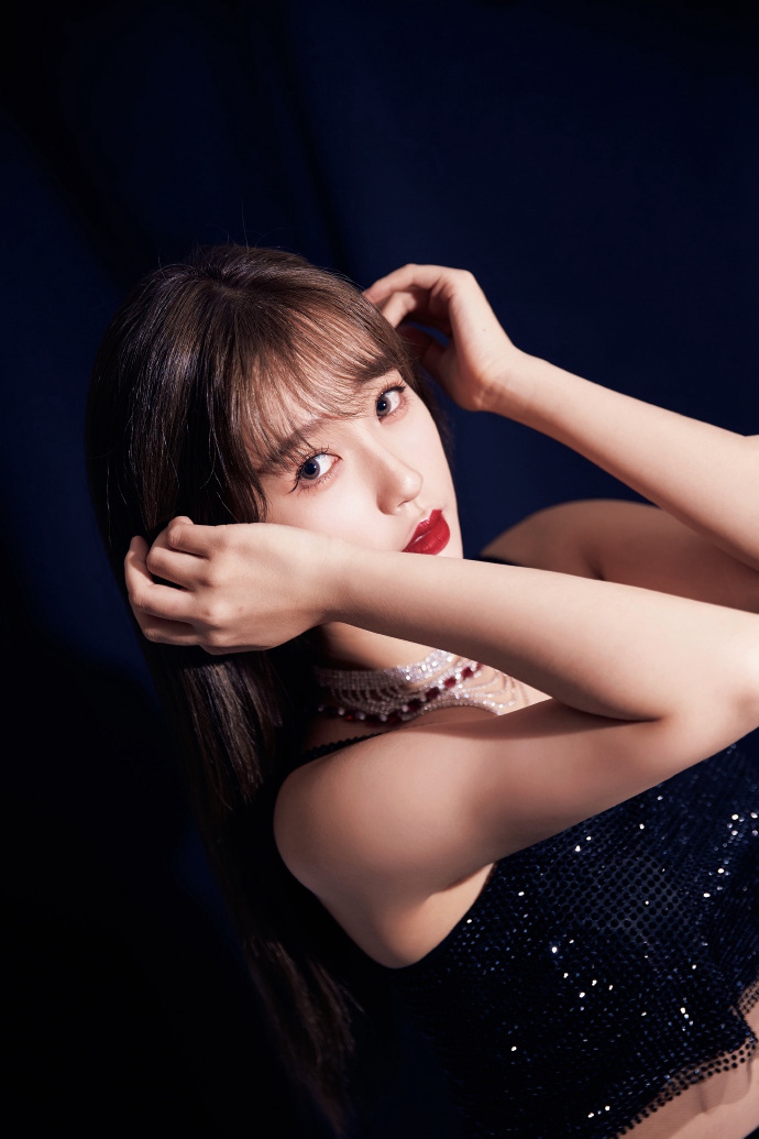 虞书欣全黑造型酷飒十足写真美照