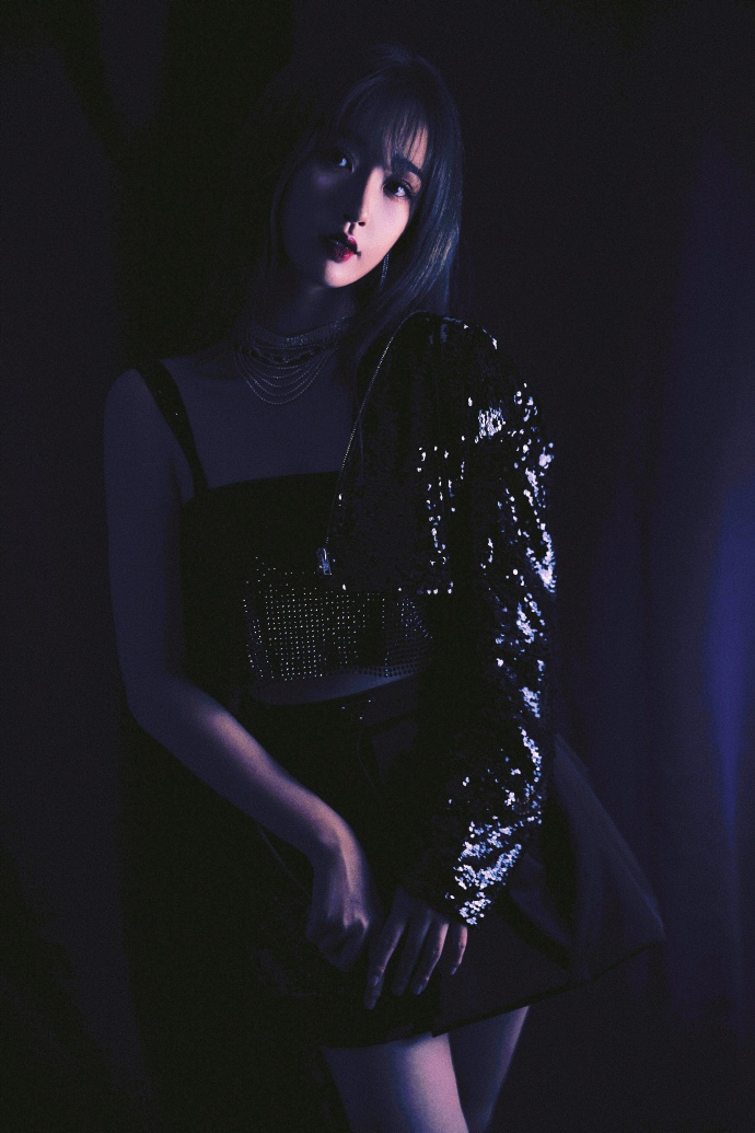 虞书欣全黑造型酷飒十足写真美照