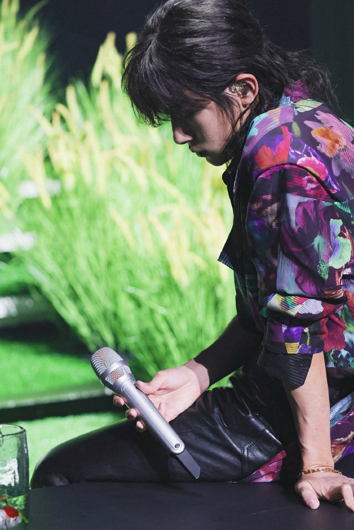 易烊千玺狼尾头造型又酷又飒写真