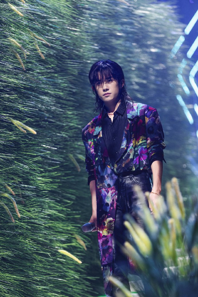 易烊千玺狼尾头造型又酷又飒写真