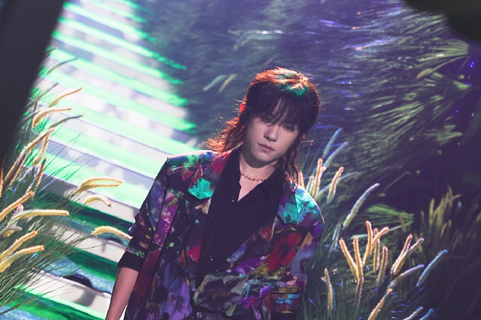 易烊千玺狼尾头造型又酷又飒写真