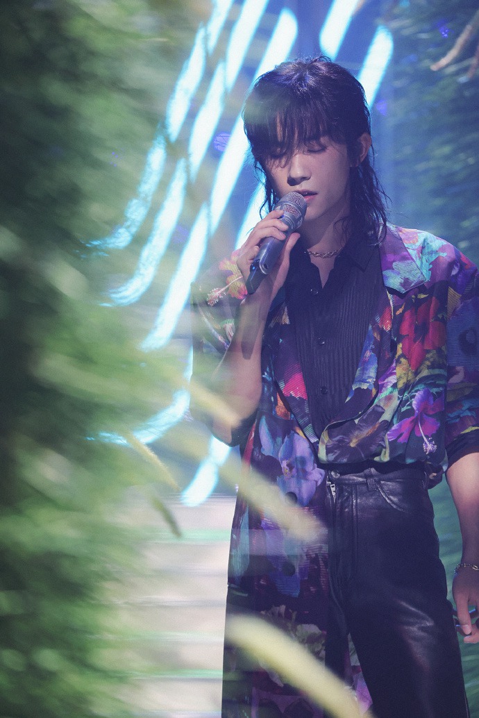 易烊千玺狼尾头造型又酷又飒写真