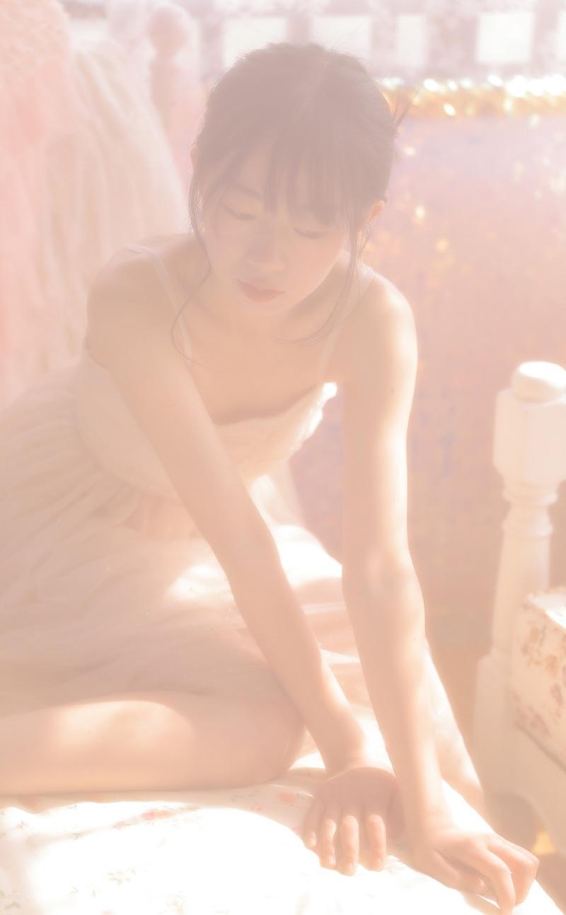 清纯美女抹胸纱裙朦胧梦幻写真