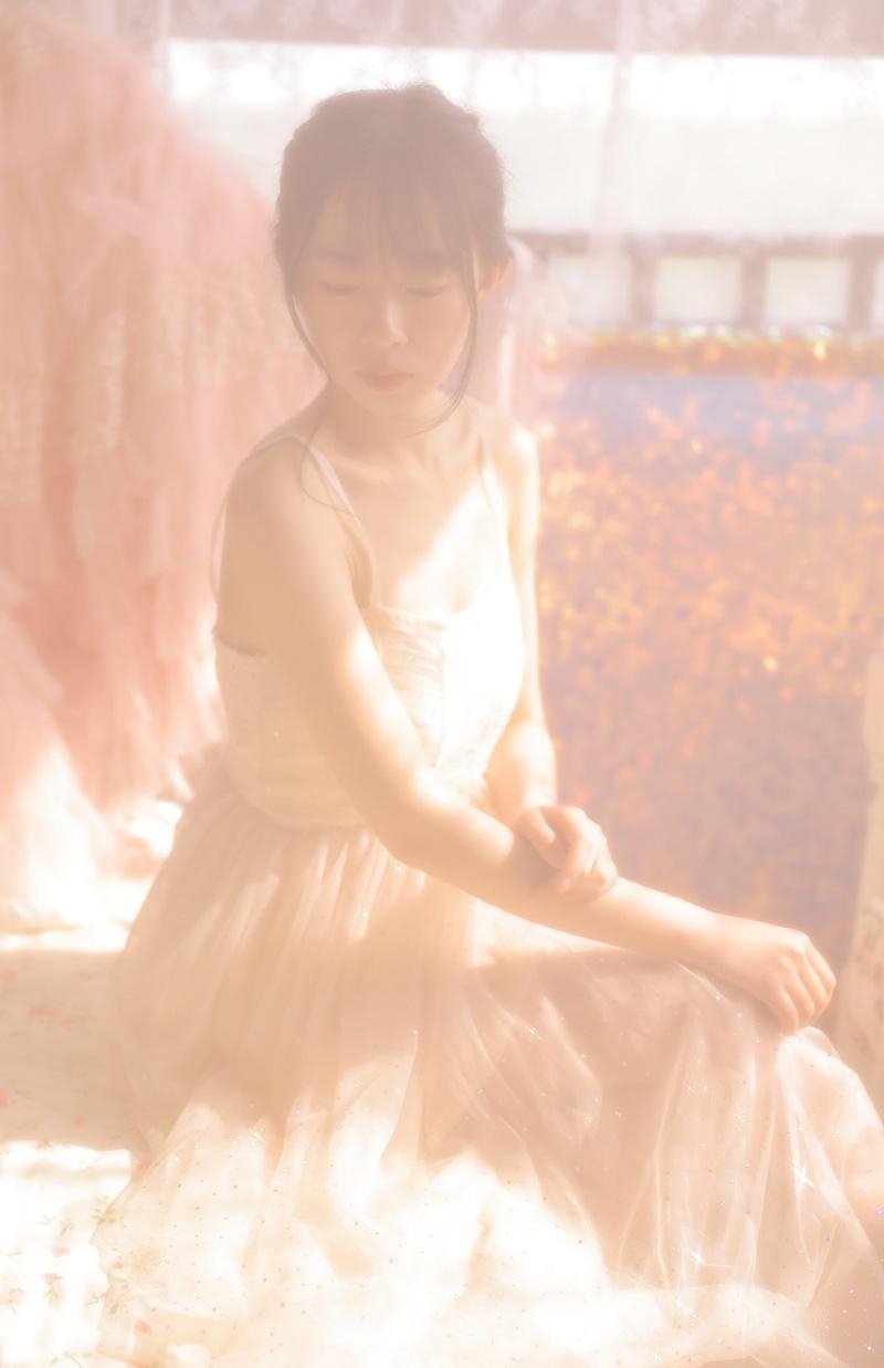 清纯美女抹胸纱裙朦胧梦幻写真