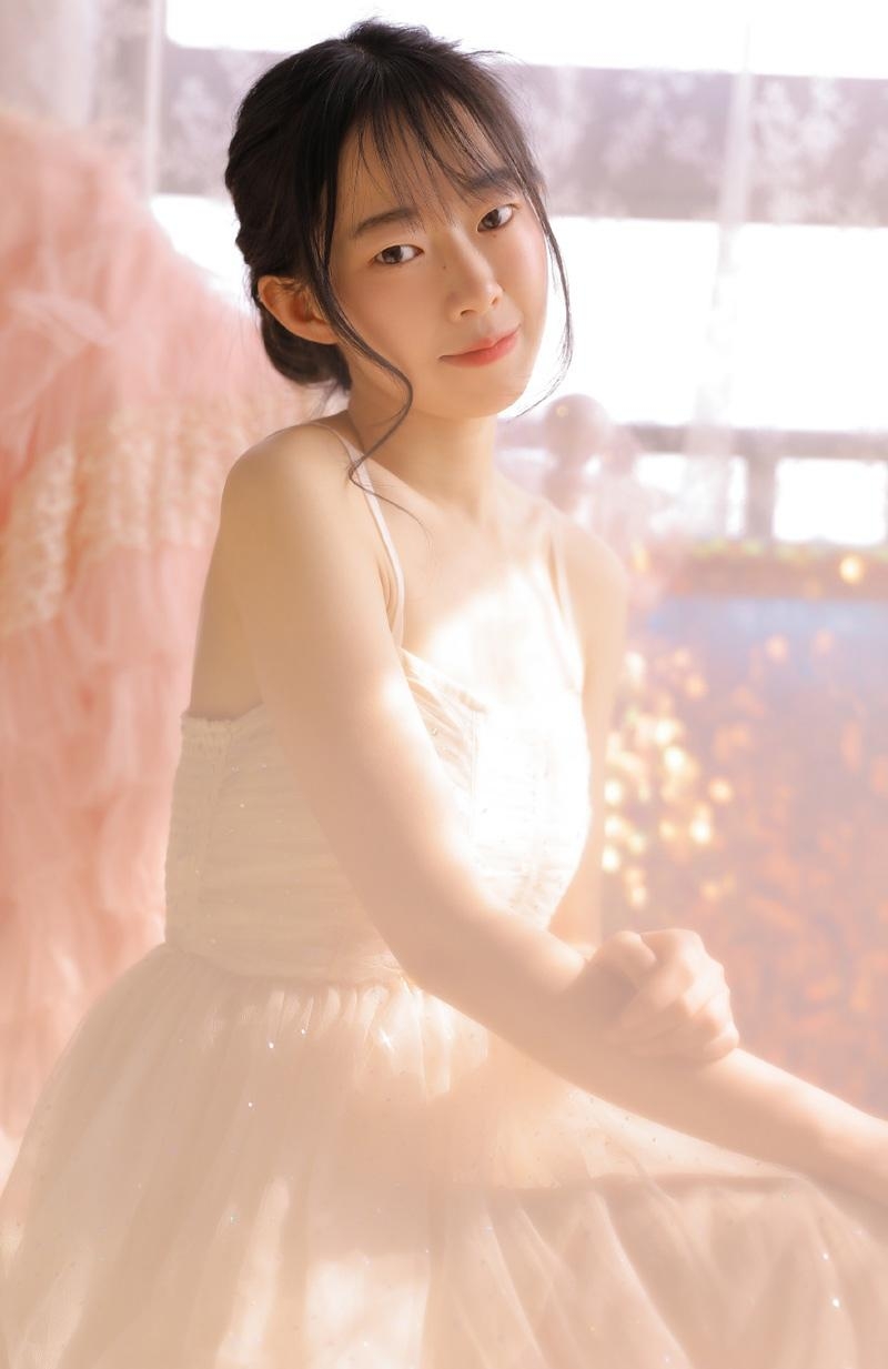 清纯美女抹胸纱裙朦胧梦幻写真