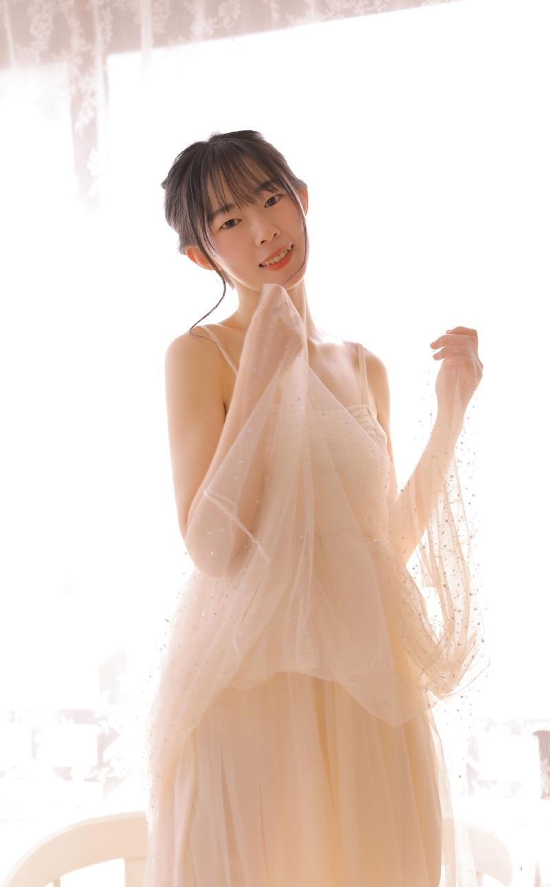清纯美女抹胸纱裙朦胧梦幻写真