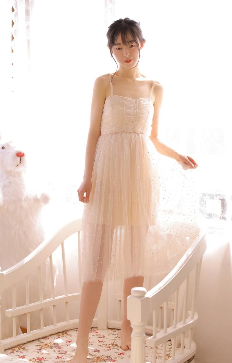 清纯美女抹胸纱裙朦胧梦幻写真