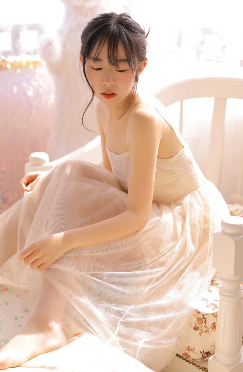 清纯美女抹胸纱裙朦胧梦幻写真