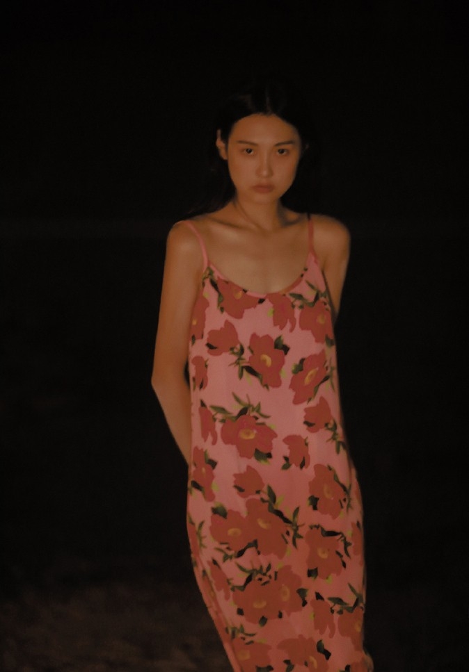 性感少女低胸吊裙傲人上围热图