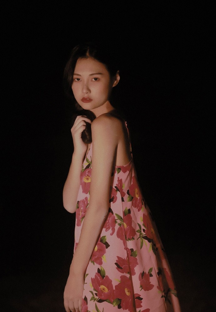 性感少女低胸吊裙傲人上围热图