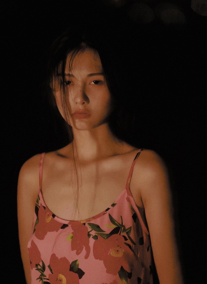 性感少女低胸吊裙傲人上围热图