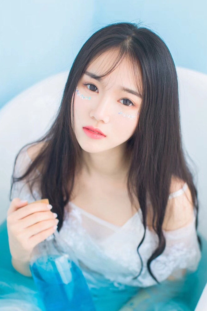 迷人美女极品透视湿身诱惑私拍