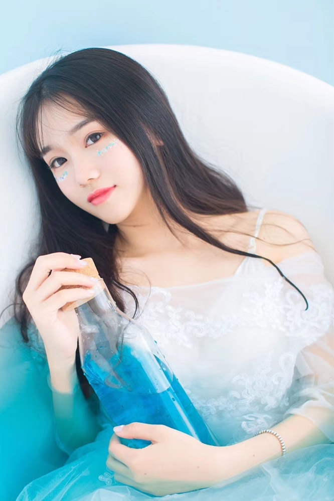 迷人美女极品透视湿身诱惑私拍