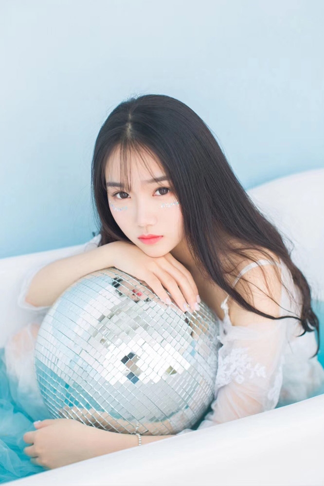 迷人美女极品透视湿身诱惑私拍