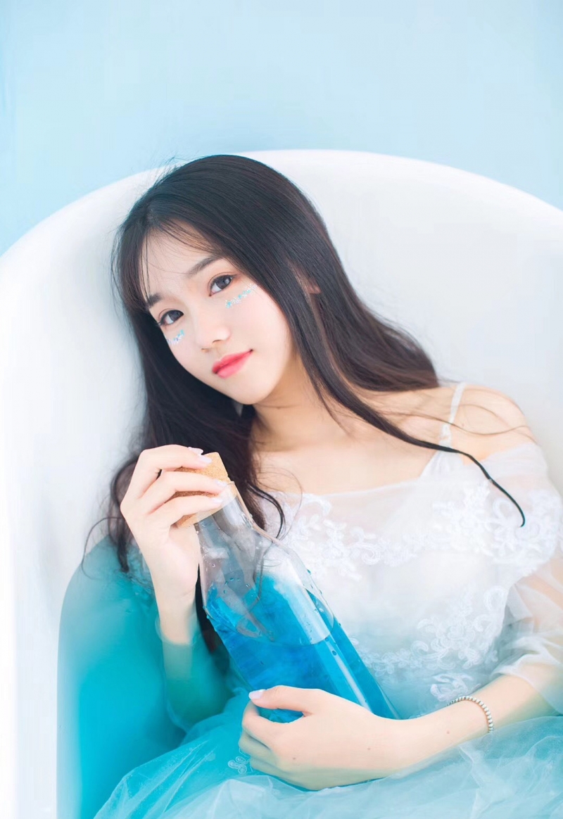 迷人美女极品透视湿身诱惑私拍