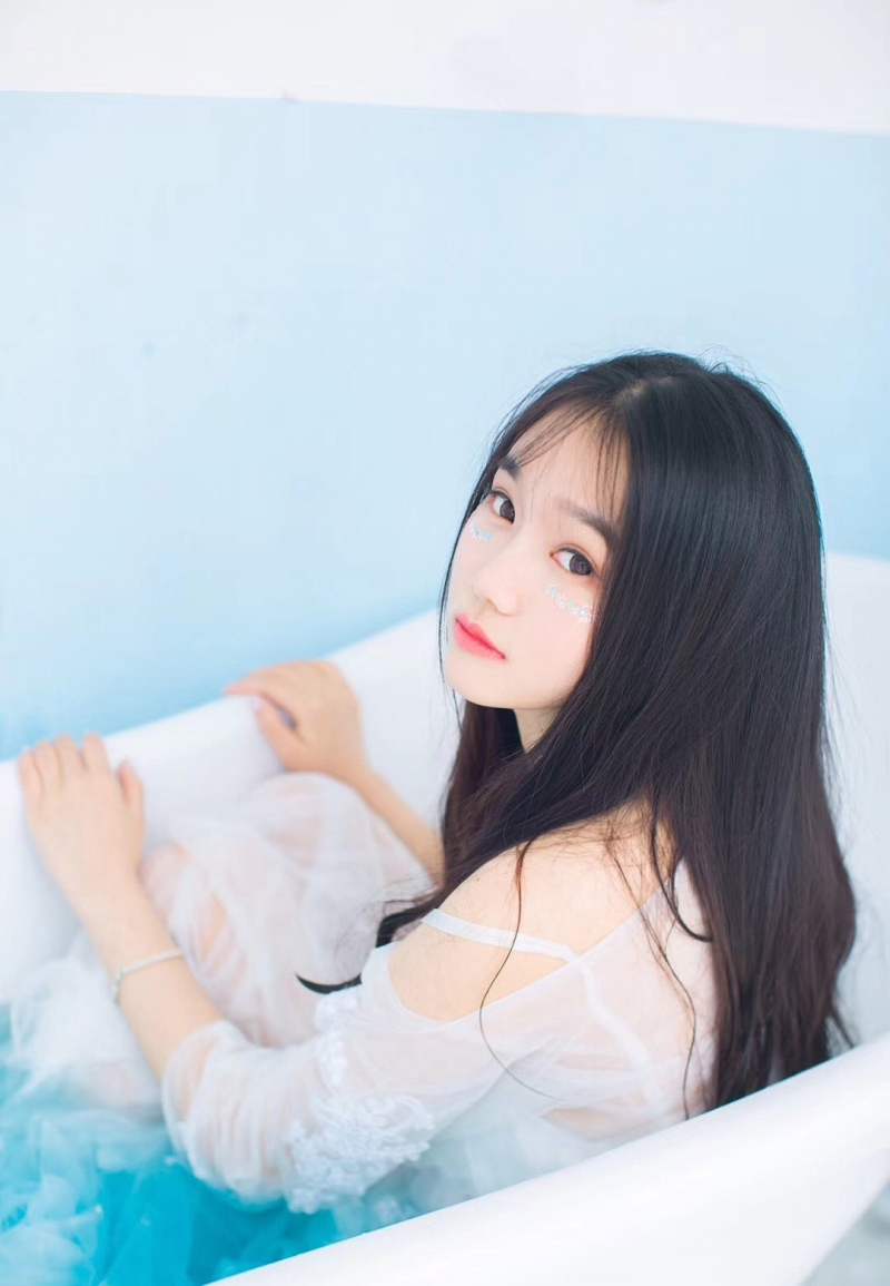 迷人美女极品透视湿身诱惑私拍