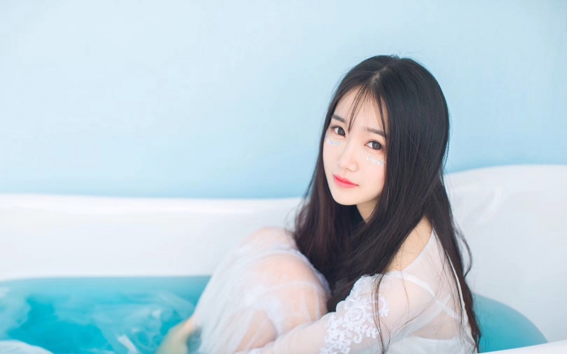 迷人美女极品透视湿身诱惑私拍