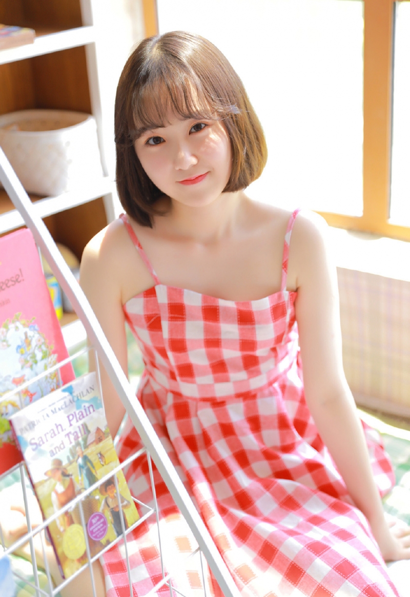 短发萌妹子吊带格子裙精选图片