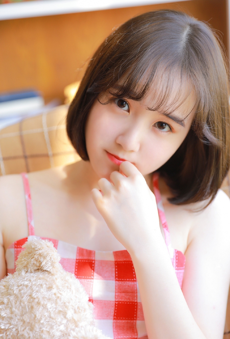 短发萌妹子吊带格子裙精选图片