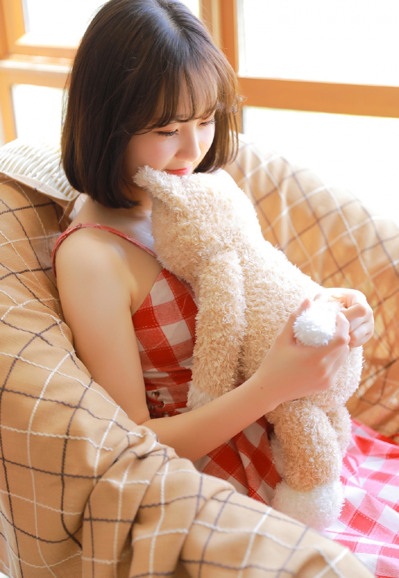 短发萌妹子吊带格子裙精选图片