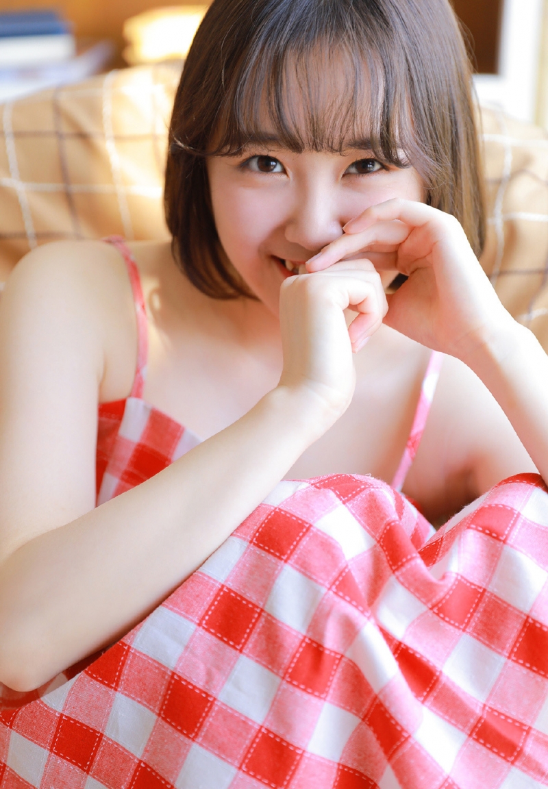 短发萌妹子吊带格子裙精选图片
