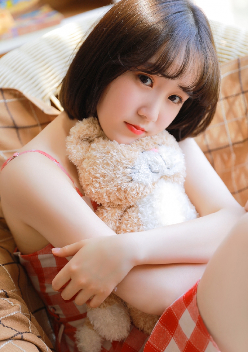 短发萌妹子吊带格子裙精选图片