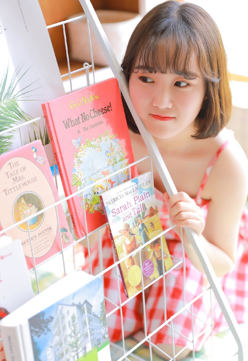 短发萌妹子吊带格子裙精选图片