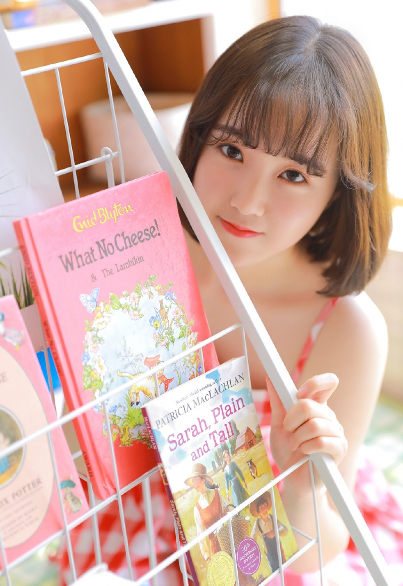 短发萌妹子吊带格子裙精选图片