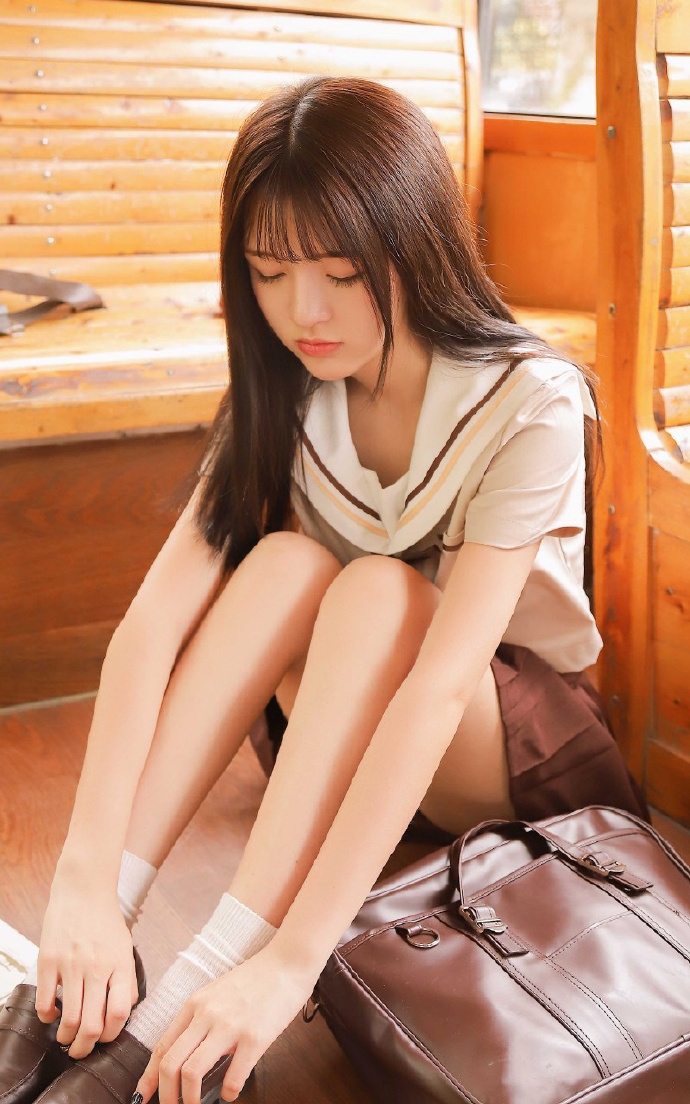 美女校花制服短裙白皙美腿写真