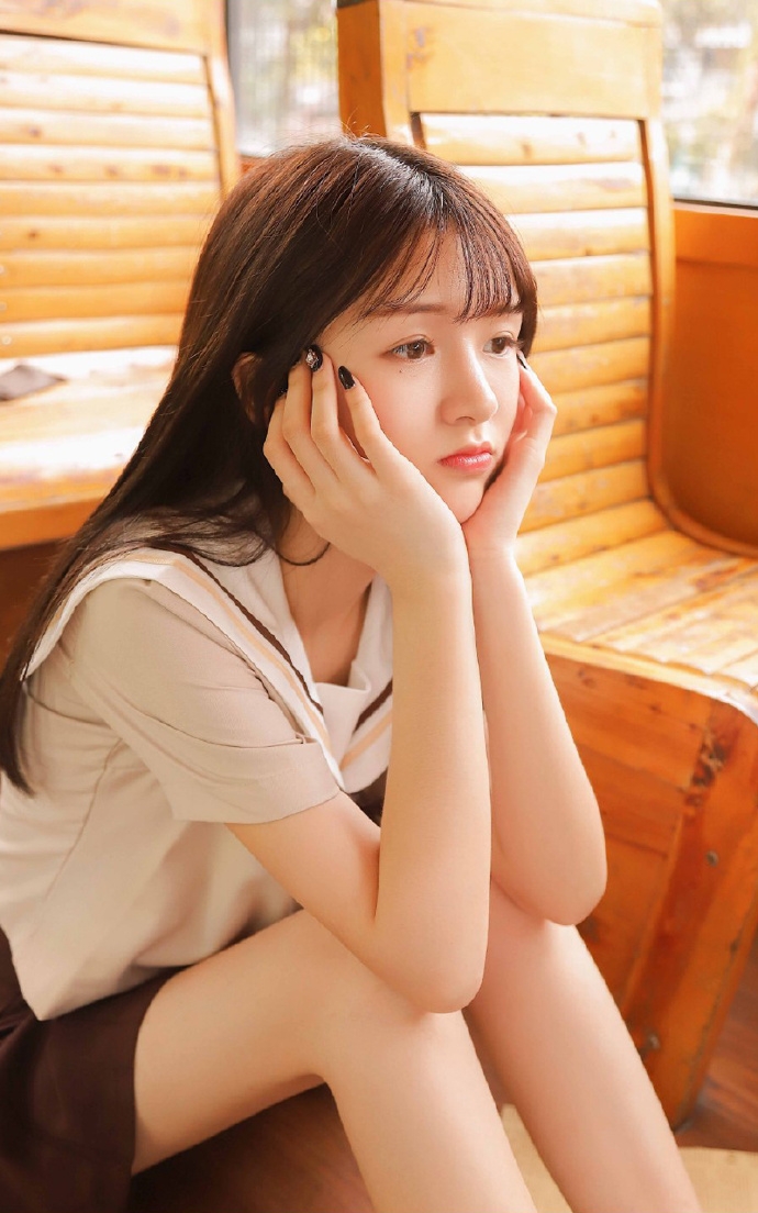 美女校花制服短裙白皙美腿写真