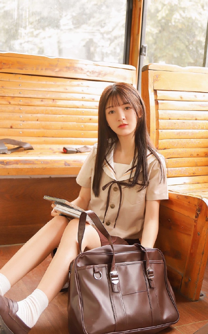 美女校花制服短裙白皙美腿写真